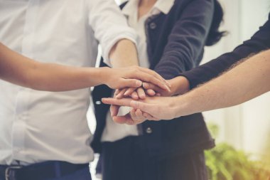 Başarı ortaklığına sahip bir grup insan, iktidarı ve birleşik takımları göstermek için el sıkışır. İş ekibinin ortaklara güveni. Takım Çalışması Konsepti.
