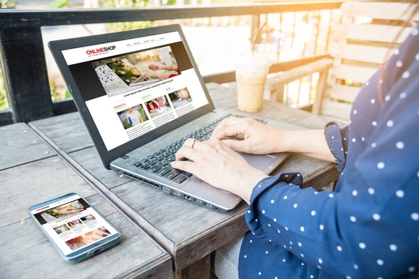 Çevrimiçi Alışveriş Sitesi Makalesi Blog 'u dizüstü bilgisayarda ve akıllı telefonda. Çevrimiçi web sitesi şablonunu optimize eden kadın sosyal blogcu ilgili web tasarımcısı öğesi üzerinde çalışıyor. Sosyal medya ana sayfası içeriği