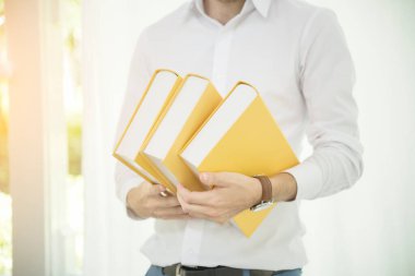 Kafkasyalı adamın elinde ders kitabı çalışması içerikte sürpriz oldu. eğitim kavramı