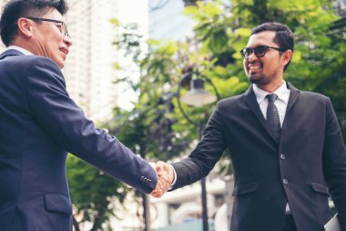 Ortak İşletme Vakfı Takım Çalışması Ortaklığı. Sanayi müteahhidi yumruk tokuşturma görevi. Görev ekibi, İnsan Yumruğu 'nun El sıkışması grubuyla buluşuyor. Business Trust takım çalışması kavramı