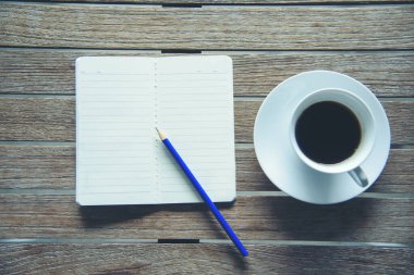 Ofis dizüstü bilgisayarının finansal döküman şeması ve kahve fincanı ile ahşap masanın üzerindeki grafiği. Düz dizüstü bilgisayar ofis masasında duruyordu. İş sahasında iş grafiği modellemesi yok