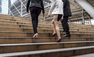 Kalabalık iş adamları modern şehir yaşamında işe, çalışma ofisine gidiyorlar. Kalabalık bir işçi grubu iş kadını ile meşgul bir hayat sürüyor. Şehir hayatı yaşayan bir adam. İş İnsanları Konsepti.