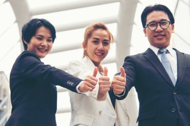 Takım çalışması kavramı. Çeşitli insanlardan oluşan bir grup canlı yayında Ebeleme Takımı 'nın selamlama gücüne beşlik çakıyor. Birlikte çalışan çok ırklı insanlar grubu. İş Ekibi başarısında gönüllü işbirliği