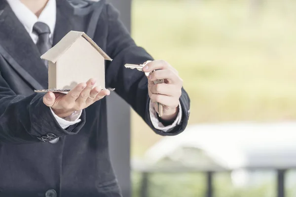 Fastighetsmäklare Visar Nytt Hus Och Sedel Från Sparkonto För Hemförsäkring — Stockfoto