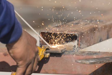 Güvenlik Ekibi 'nin inşaat mühendisi. İnşaat sahasında güvenlik ekipmanı var. İnşaat Mühendisi Hardhat Koruma Başkanı. Mühendislik Konsepti