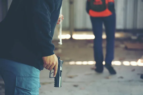 小偷手里拿着枪 试图抢劫旅客的背包 街头暴力犯罪 — 图库照片