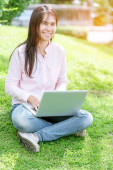 Ázsiai nő ül zöld park laptoppal. Nő dolgozik laptop boldog vállalkozó üzleti használ notebook kézzel gépelés billentyűzeten otthoni iroda alatt coronavirus karantén időszak