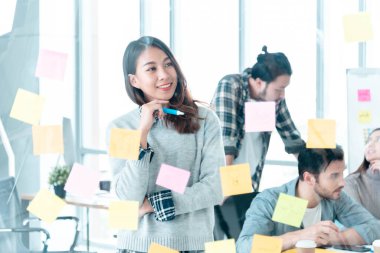 Beyin fırtınası yaratıcılığı tasarımı, başlangıç takım çalışması ile yapışkan not takımı toplantısı sonrası kullanılır. İş ortaklarıyla bir araya gelen ortak beyin fırtınası ekipleri konferansta fikir alışverişinde bulundu.