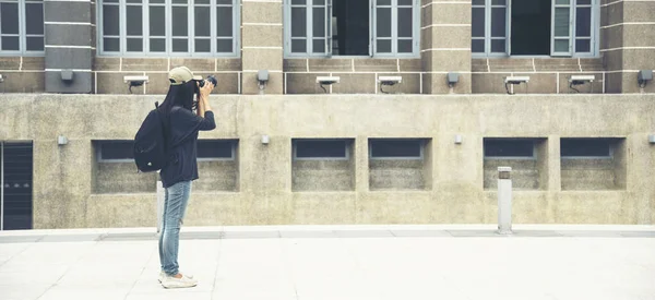 Banner Turista Asiático Usando Dslr Viagem Câmera Profissional Férias Jovem — Fotografia de Stock