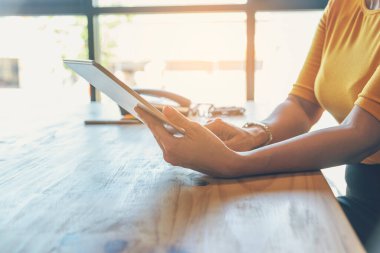 İşe yeni başlayan genç bir iş kadını akıllı telefondan iyi haberlerin tadını çıkarıyor. Asyalı iş adamları ev ofisinde mutlulukla çalışıyorlar.