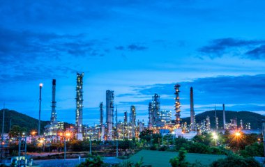 Petrol rafinerisi, ham depo, benzin ve kimya fabrikası olan petrol rafinerisi. Petrol varili ağır sanayi petrol rafinerisi imalat fabrikası. Rafineri endüstrisi konsepti