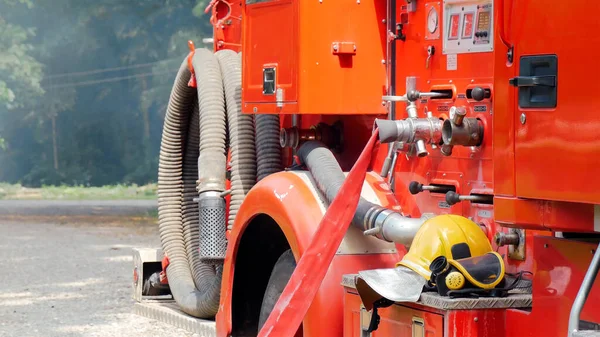 Firefighter Fighting Flame Using Fire Hose Chemical Water Foam Spray — Stock Photo, Image