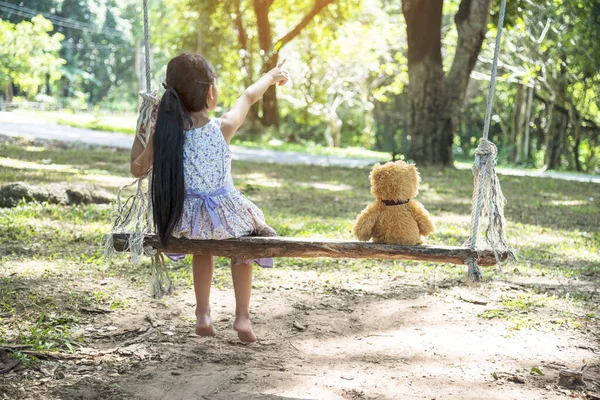 Счастливый Ребенок Обнимает Плюшевого Медведя Детской Площадке Зеленого Парка Лучший — стоковое фото