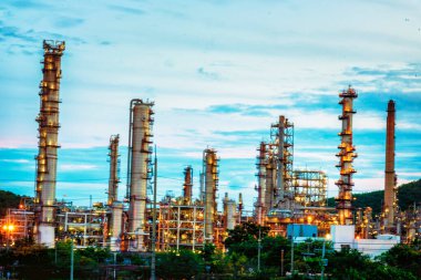 Petrol rafinerisi, ham depo, benzin ve kimya fabrikası olan petrol rafinerisi. Petrol varili ağır sanayi petrol rafinerisi imalat fabrikası. Rafineri endüstrisi konsepti