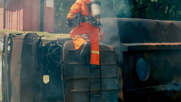 Firefighter Fighting Flame Using Fire Hose Chemical Water Foam Spray — Stock Photo, Image