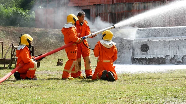 Bombeiro Lutando Com Chama Usando Motor Pulverização Espuma Água Química — Fotografia de Stock