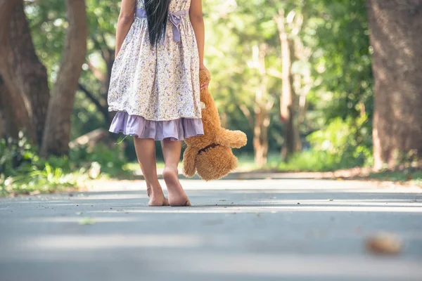 Smutná Dívka Objímající Medvídka Smutek Sám Zeleném Zahradním Parku Osamělá — Stock fotografie