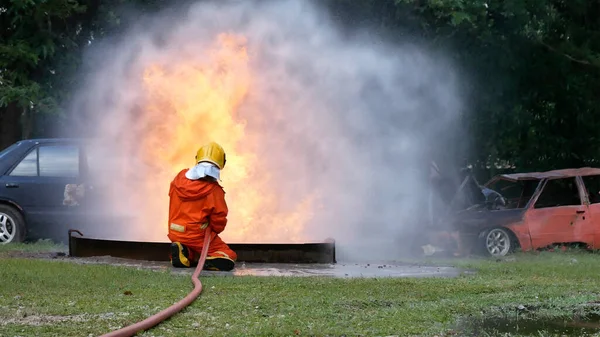 Firefighter Fighting Flame Using Fire Hose Chemical Water Foam Spray — Stock Photo, Image