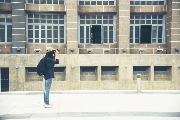 Turista Asiático Usando Dslr Viagem Câmera Profissional Férias Jovem Viajante — Fotografia de Stock