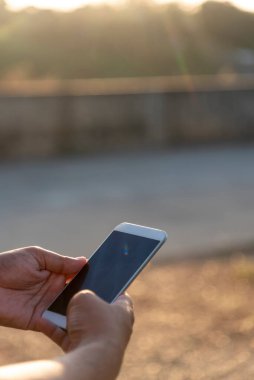 Elinde cep telefonu olan bir adam internette internet teknolojisiyle sörf yapıyor. Akıllı telefondan mesaj göndererek eli kapat boş boş ekran akıllı telefonu odakla. Cep telefonu yaşam tarzı