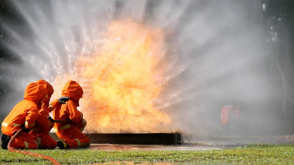 Tfaiyeci Yangın Hortumuyla Kimyasal Köpüklü Sprey Motorla Savaşıyor Tfaiyeciler Korunmak — Stok fotoğraf