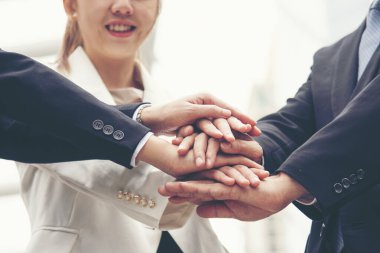 Takım çalışması kavramı. Çeşitli insanlardan oluşan bir grup canlı yayında Ebeleme Takımı 'nın selamlama gücüne beşlik çakıyor. Birlikte çalışan çok ırklı insanlar grubu. İş Ekibi başarısında gönüllü işbirliği