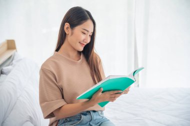 Sakin ol kadın, üniversite kütüphanesindeki kitaplıkta okunan kitabı tutuyor. Genç bir kadının rahatlaması, açık kitap gibi boş düşünceler okuyor. Zeki, güzel bir kadın. Entellektüel öğrenme merkezinde zeki bir insan.