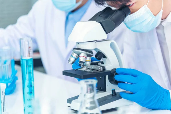 Dois Asiáticos Cientista Equipe Reservam Química Ciência Tubo Experimento Biotecnologia — Fotografia de Stock