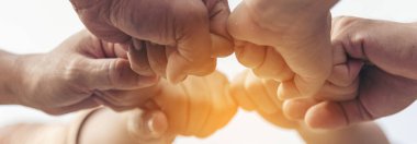 Bayrak çeşitliliği dayanışma ekibi çok ırklı Ortaklar takım çalışması yapıyor. Çok ırklı toplantılar grubu el ele veriyor. Panorama Çeşitliliği insanlarının elleri güven ekibine katılıyor.