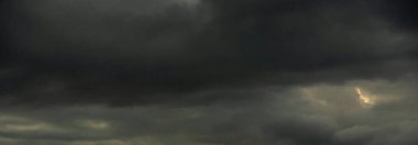 Banner Dramatik karanlık fırtına kara gökyüzünü bulutlandırıyor. Kara Gök Gürültülü Bulutlar yağmur mevsimi. Panorama Meteorolojisi tehlike fırtınası iklimi bozar. Kopyalama alanı olan koyu bulutlu fırtına bulutu.