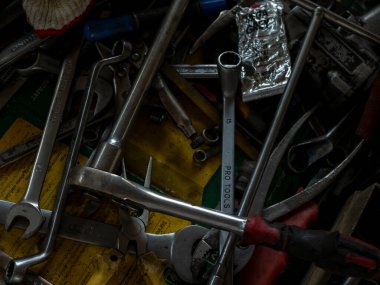 Mekanik aletler, araba tamirhanesi ve fotokopi alanı. Bulanık arkaplan mekanik servisi. Ağır vida paslı anahtarlar kirli tornavida nesneleri. Endüstriyel donanım