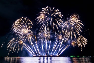 Mavi Havai fişek, mutlu yıl dönümleri 2024, 4 Temmuz bayram festivalini kutluyor. Gece vakti mavi havai fişekler ulusal bayramı kutluyor. Yeni yıla geri sayım 2025 festival parti zamanı etkinliği