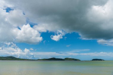 Mavi deniz beyazı turkuvaz okyanus dalgası kıyısı tropik cennet manzarası. Deniz manzaralı güzel sahil şeridi varış noktaları. Tropik güzel mavi okyanus gölü yaz zamanı seyahat eder..