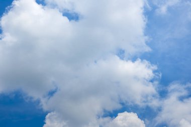 Tropik yaz mavi gökyüzü, yaz mevsiminde, güneşli ve bulutlu bir havada kabarık beyaz bulut. Açık mavi ufuk çizgisi ilkbahar güneş ışığı iklim arkaplanı. Cennet mavisi ekoloji yüksek manzaralı doğa.