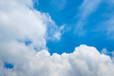 Tropik yaz mavi gökyüzü, yaz mevsiminde, güneşli ve bulutlu bir havada kabarık beyaz bulut. Açık mavi ufuk çizgisi ilkbahar güneş ışığı iklim arkaplanı. Cennet mavisi ekoloji yüksek manzaralı doğa.