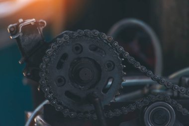 Mekanik aletler, araba tamirhanesi ve fotokopi alanı. Bulanık arkaplan mekanik servisi. Ağır vida paslı anahtarlar kirli tornavida nesneleri. Endüstriyel donanım