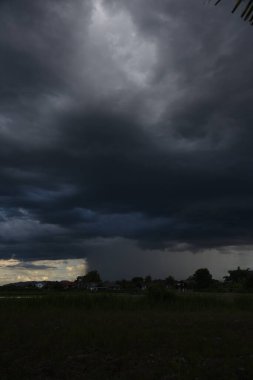 Dikey dramatik kara fırtına yağmuru kara gökyüzünü bulutlandırıyor. Kara fırtına bulutlu yağmurlu atmosfer. Fırtına iklimi bozar. Toz bulutu fırtınası felaket kasvetli gri bulut gökyüzü