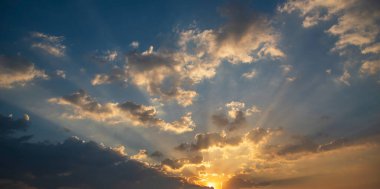 Altın gökyüzü gün doğumu dramatik manzara manzarası. Şafak vakti altın rengi alacakaranlık zamanı güneş ışığıyla bulutlu manzara. Dramatik gün batımı manzarası. Güzel manzara güneş ışığı doğası