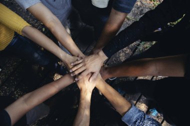 Çok ırklı çok ırklı ortaklar, çok ırklı insanlarla bir araya gelip el ele tutuşuyor. Çeşitlilik insanların elleri güçlendirir ortaklık ekipleri gönüllü toplulukla bağlantı kurar