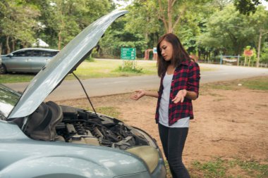 Asyalı kadınlar araba arızası için sigorta acentesini kullanıyorlar. Kadın tamirci teknisyenini arıyor. Tamir onarım desteği. Taşıma aracı kazası acil durum sorunu