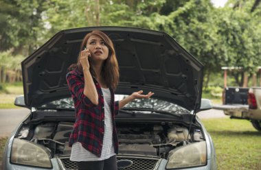 Arabadaki arızayı gidermek için sigorta acentesini kullanan kadınlar yardım çağırır. Kadın tamirci teknisyenini arıyor. Tamir onarım desteği. Araç acil durum sorunu