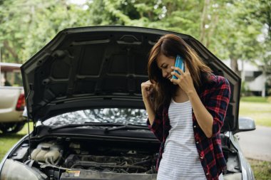 Arabadaki arızayı gidermek için sigorta acentesini kullanan kadınlar yardım çağırır. Kadın tamirci teknisyenini arıyor. Tamir onarım desteği. Araç acil durum sorunu