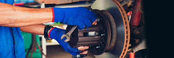 Человек-баннер вручную фиксирует Машиностроительный автомеханический сервис. Механик руководит ремонтной мастерской. Панорамный открытый капот автомобиля проверяет автомобиль. Инженер по техническому обслуживанию с копировальным сапсом.