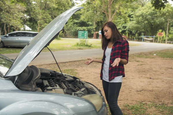 Asyalı kadınlar araba arızası için sigorta acentesini kullanıyorlar. Kadın tamirci teknisyenini arıyor. Tamir onarım desteği. Taşıma aracı kazası acil durum sorunu