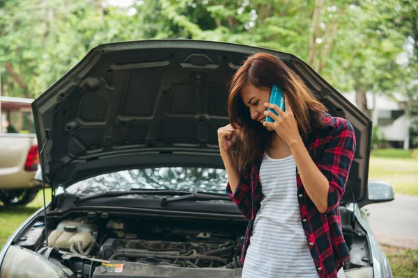 Arabadaki arızayı gidermek için sigorta acentesini kullanan kadınlar yardım çağırır. Kadın tamirci teknisyenini arıyor. Tamir onarım desteği. Araç acil durum sorunu