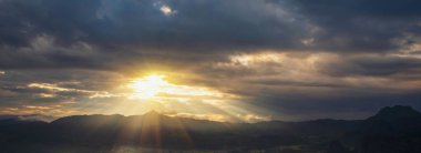 Banner Golden gökyüzü gün doğumu dramatik manzara manzarası. Şafak vakti altın rengi alacakaranlık zamanı güneş ışığıyla bulutlu manzara. Panorama dramatik gün batımı manzarası. Kopya alanı ile güzel manzara