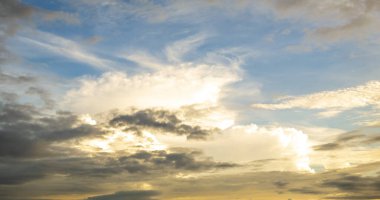 Gün batımı sıradağları güzel manzara sisi, alacakaranlık altın saat dramatik gökyüzü. Güzel manzara yüksek dağ sırtı sisi panorama manzarası şafak vakti dramatik gökyüzü. Gündoğumu manzarası dağ zirvesi.