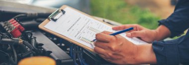 Banner Man 'in elleri Araç Mekanik Servisi' ni tamir ediyor. Tamirci el tamircisini tamir ediyor. Panoramaopen araç kaputu otomatik aracı kontrol ediyor. Fotokopi saplı araba bakım mühendisi.