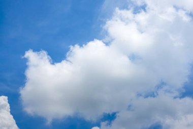 Tropik yaz mavi gökyüzü, yaz mevsiminde, güneşli ve bulutlu bir havada kabarık beyaz bulut. Açık mavi ufuk çizgisi ilkbahar güneş ışığı iklim arkaplanı. Cennet mavisi ekoloji yüksek manzaralı doğa.