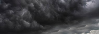 Banner Dramatik karanlık fırtına kara gökyüzünü bulutlandırıyor. Kara Gök Gürültülü Bulutlar yağmur mevsimi. Panorama Meteorolojisi tehlike fırtınası iklimi bozar. Kopyalama alanı olan koyu bulutlu fırtına bulutu.